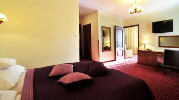 2 bedrooms, in-room safe, desk, blackout drapes