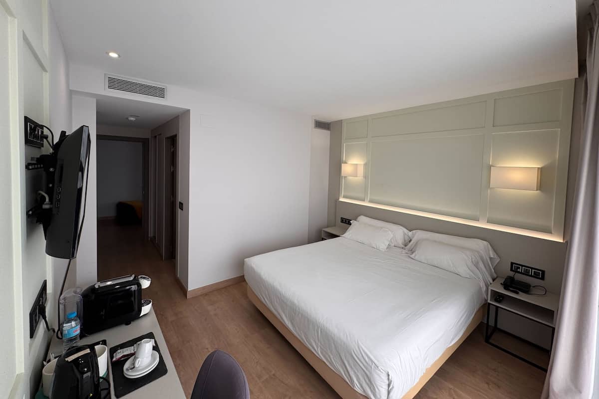 Minibar, caja de seguridad en la habitación y escritorio