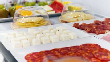 Petit déjeuner buffet (12 EUR par personne)