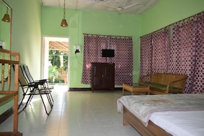 Premium bedding, desk, soundproofing, free WiFi