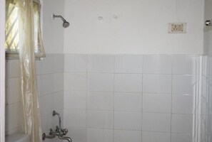 Shower, rainfall showerhead, free toiletries, slippers