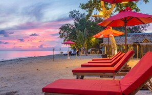 Accommodatie ligt op het strand, wit zand