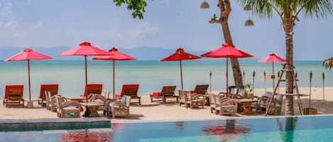 Piscine extérieure, parasols de plage, chaises longues