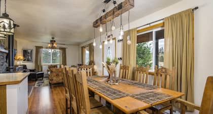 Beautiful Cabin w/Hot Tub - Just Minutes Away from Estes Park and RMNP!