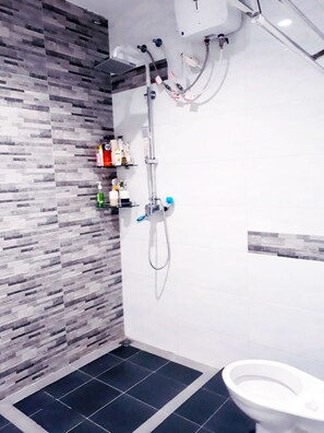 Luxury Double Room, 1 King Bed | Bathroom | Shower, free toiletries, slippers - Jakson Homestay Batam Penginapan (Batam)