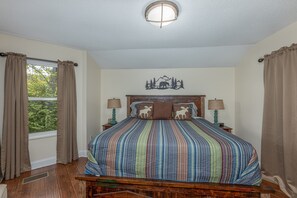 2 bedrooms, iron/ironing board, free WiFi, bed sheets - Gorgeous View of Smoky Mountains from an oversized hottub - Unmatched view!!!! (Gatlinburg)