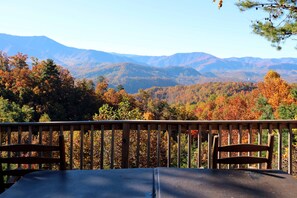 Outdoor dining - Gorgeous View of Smoky Mountains from an oversized hottub - Unmatched view!!!! (Gatlinburg)