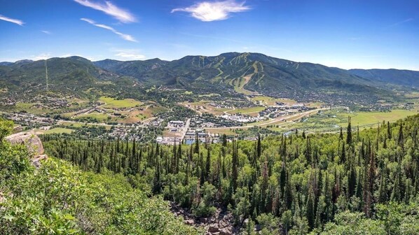 Un paisaje montañoso con un pueblo situado en el valle.