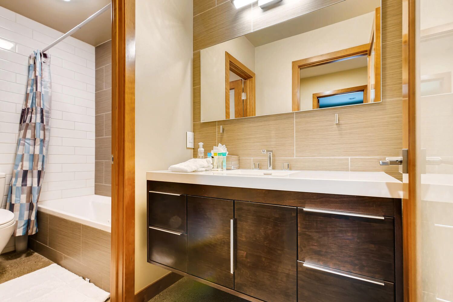 Combined shower/bathtub, hair dryer, towels