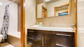 Combined shower/bathtub, hair dryer, towels