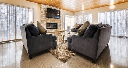 Walk-to-Ski Modern Luxury Townhome #1005