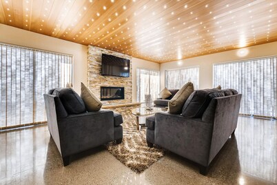 Walk-to-Ski Modern Luxury Townhome #1005