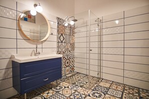 Appartement exclusif, 2 grands lits, non-fumeur | Salle de bain | Douche, séchoir à cheveux, bidet, serviettes fournies