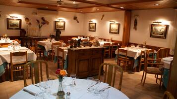 Breakfast, lunch, dinner served; local cuisine
