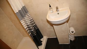 Habitación doble, baño compartido | Ducha del cuarto de baño