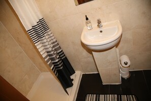 Doppelzimmer, Gemeinschaftsbad | Dusche im Bad
