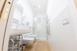 Standard Double Room | Bilik Mandi | Pancuran mandi, kelengkapan dandanan diri percuma, pengering rambut 