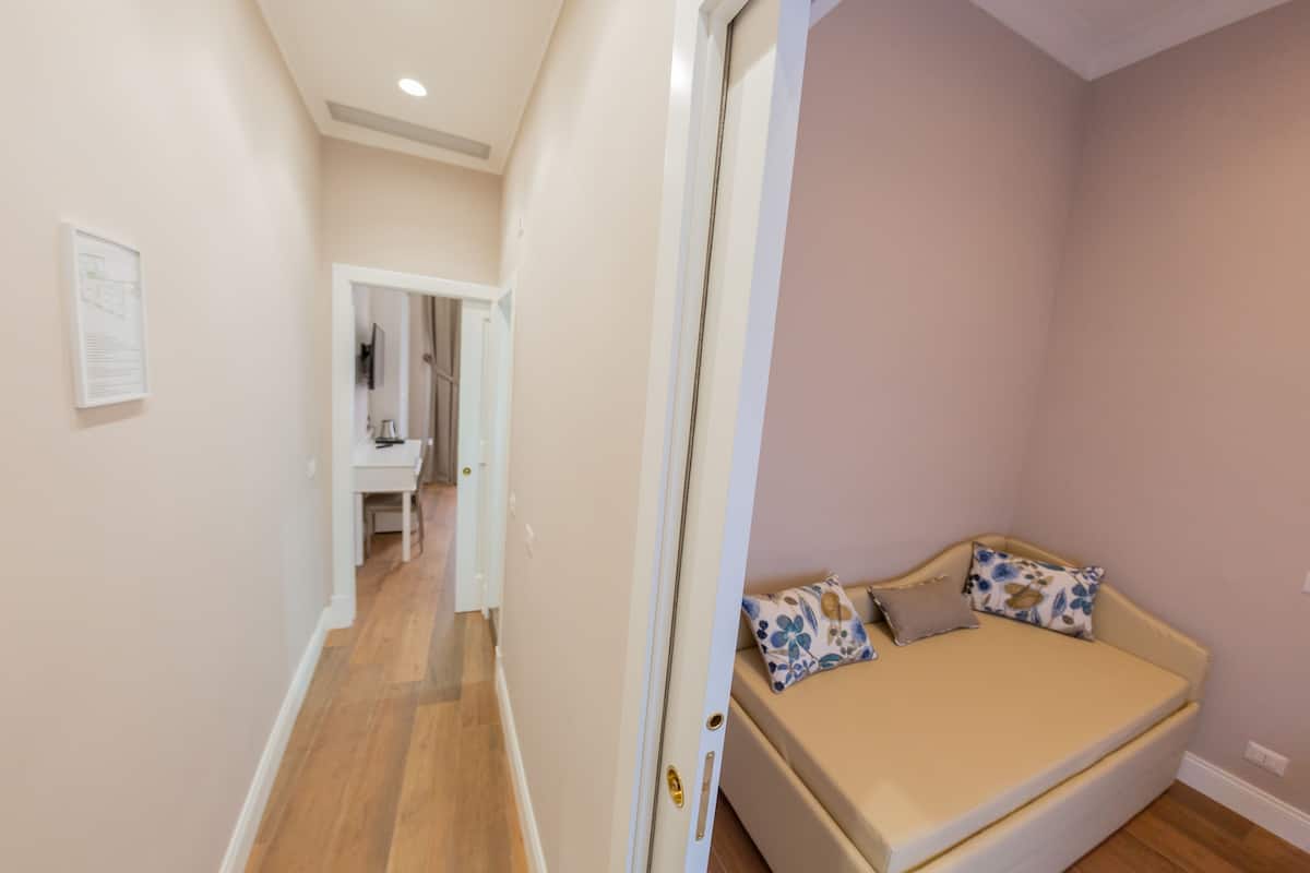 Ropa de cama de alta calidad y caja de seguridad en la habitación