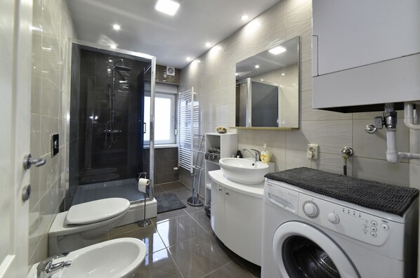 Appartement | Salle de bain | Douche, articles de toilette (gratuits), séchoir à cheveux
