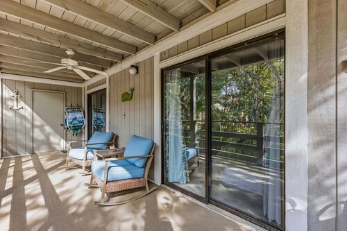 Short walk to beach. Open kitchen, dining room and living room spills out onto the private balcony