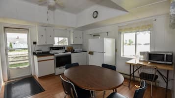 Réfrigérateur, micro-ondes, plaque de cuisson, grille-pain