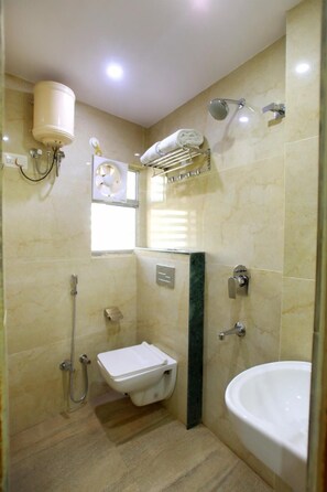 Ein modernes Badezimmer mit Toilette, Bidet und Badewanne.