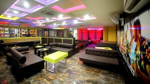 Ein stilvoller Lounge-Bereich mit Sofas, Tischen und einer Bar.