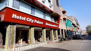 Hotel City Palace mit Restaurant- und Bar-Schild.