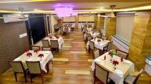 Déjeuner, dîner et souper servis sur place