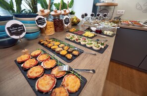 Une table de buffet proposant divers plats et accompagnements.