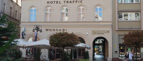 A hotel named 'Hotel Traffic' with a classic architectural style, featuring multiple windows and a prominent entrance.