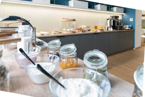 Ein Frühstücksbuffet mit verschiedenen Speisen und Beilagen.