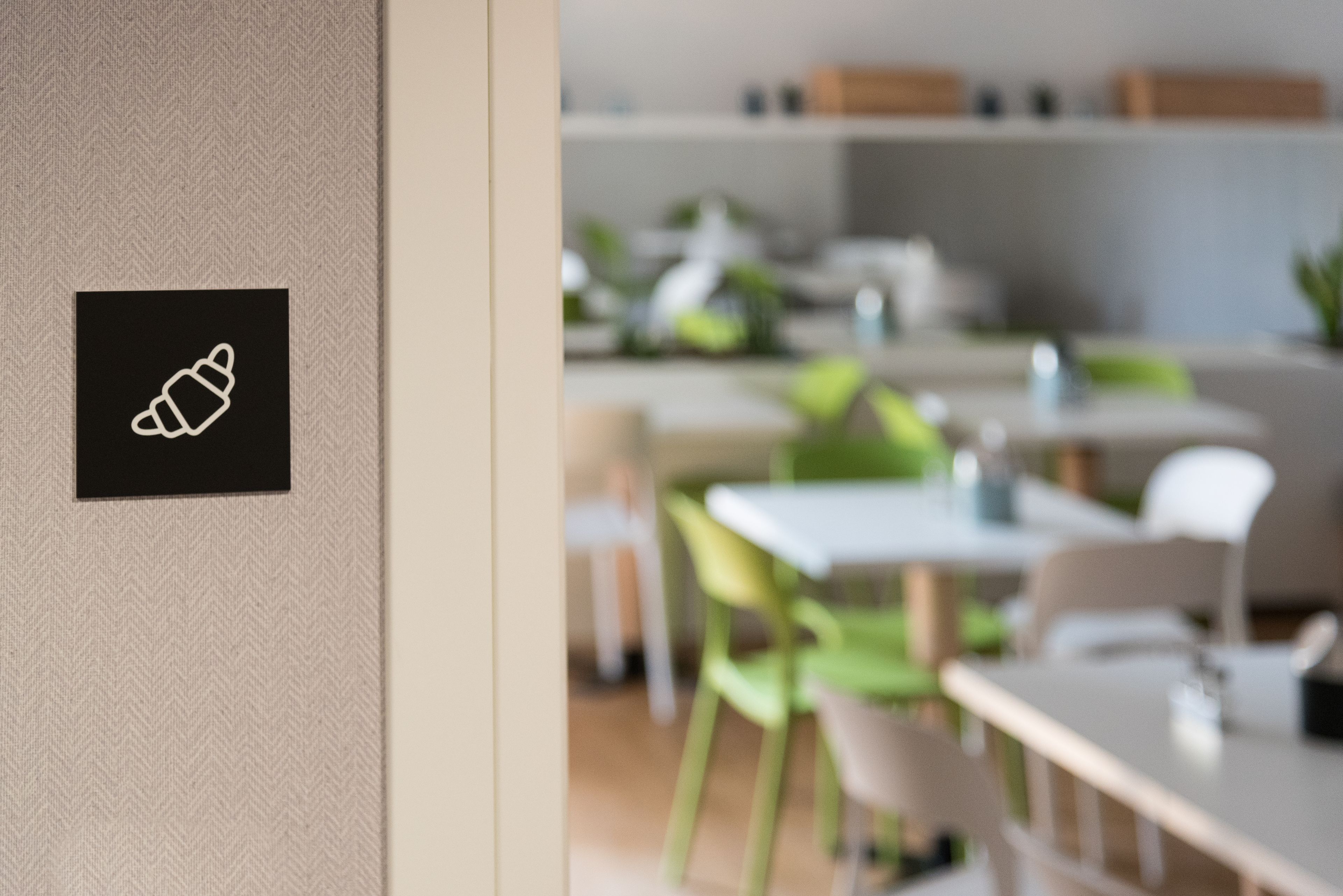 daily buffet breakfast (pln 45 per person)