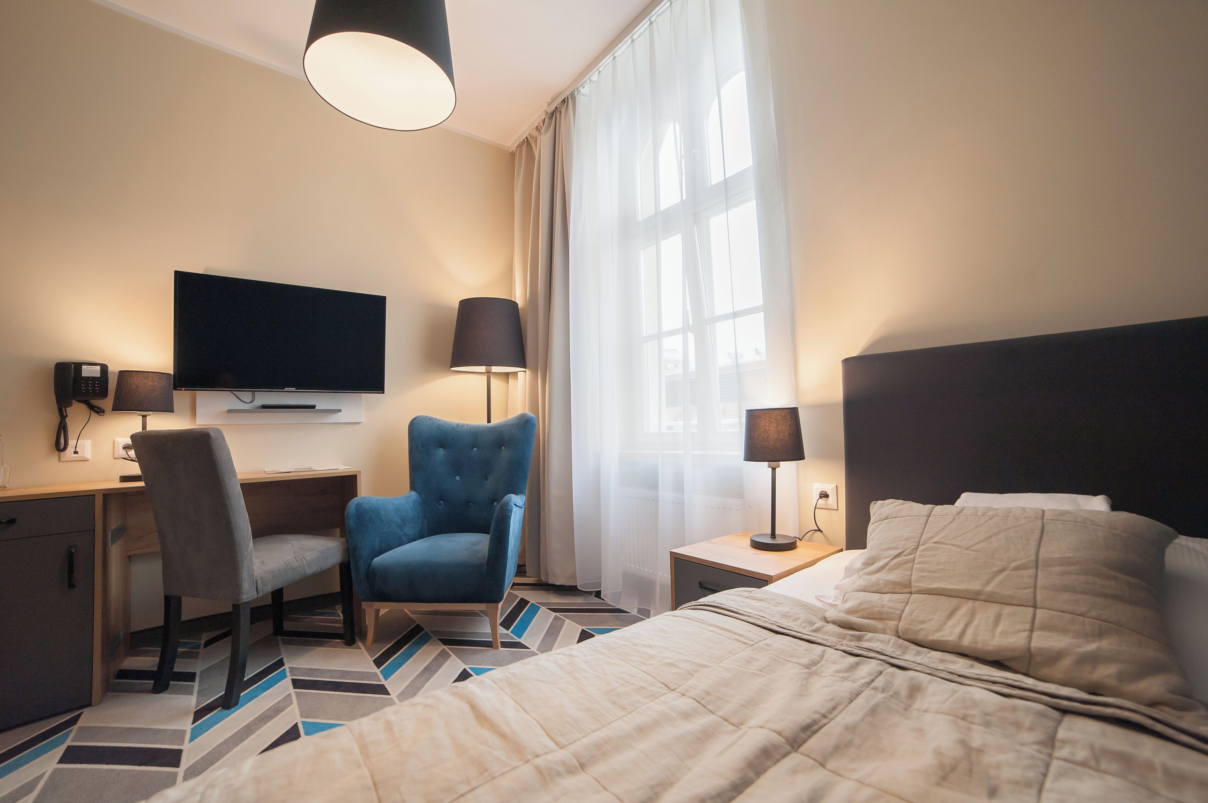 deluxe single room | soundproofing, iron/ironing board, free wifi, bed sheets