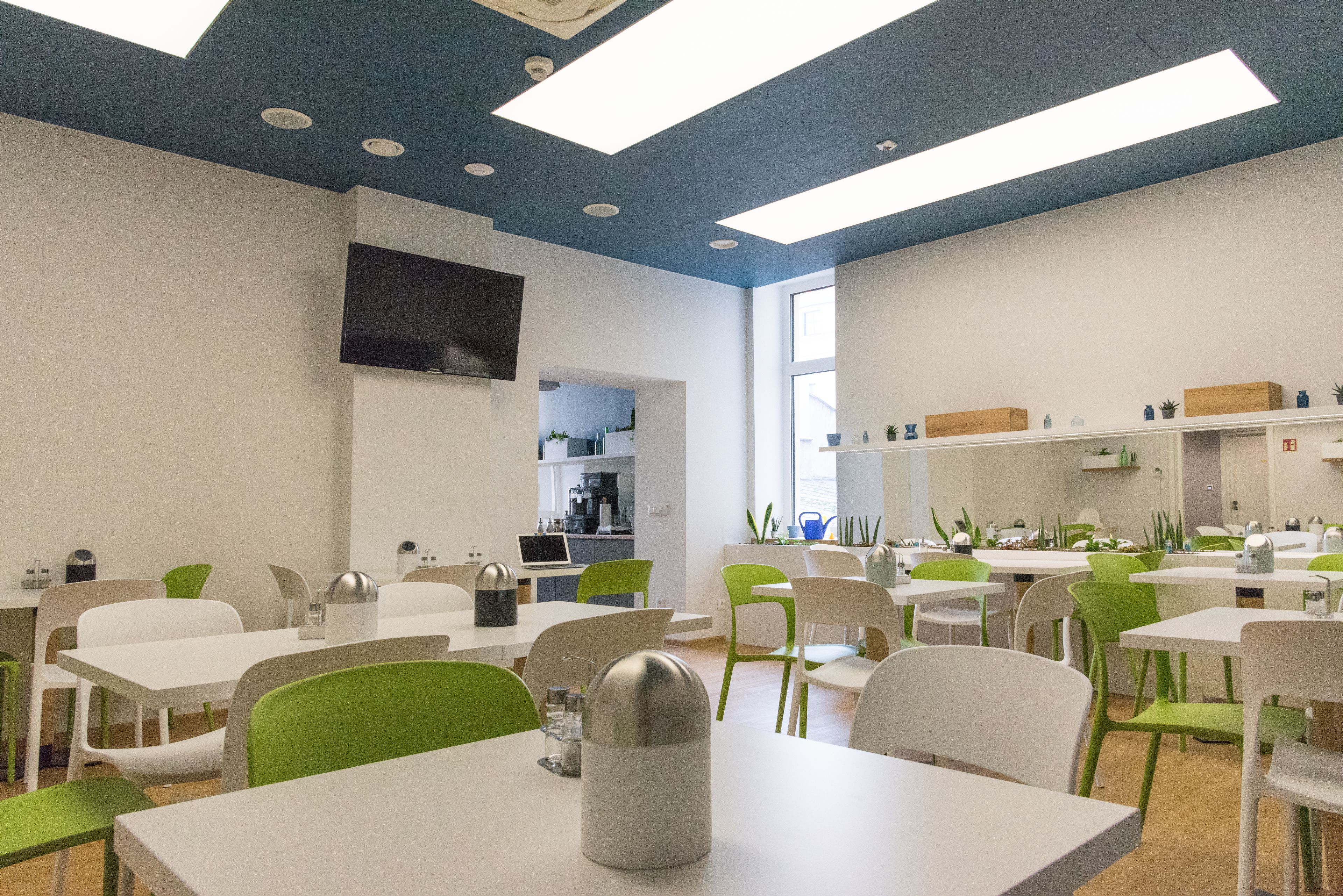 daily buffet breakfast (pln 45 per person)