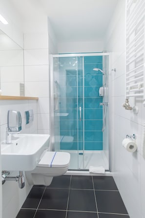 Douche, sèche-cheveux, serviettes fournies