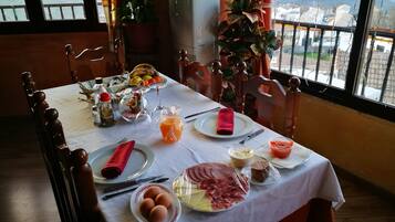 Desayuno continental (EUR 5 por persona)