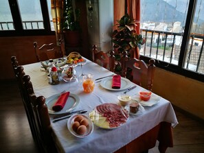 Daily continental breakfast for a fee - Balcon del Velillos - Rincón de Marcelo (Moclin)