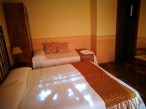 Triple Room | Down duvets, bed sheets, wheelchair access - Balcon del Velillos - Rincón de Marcelo (Moclin)