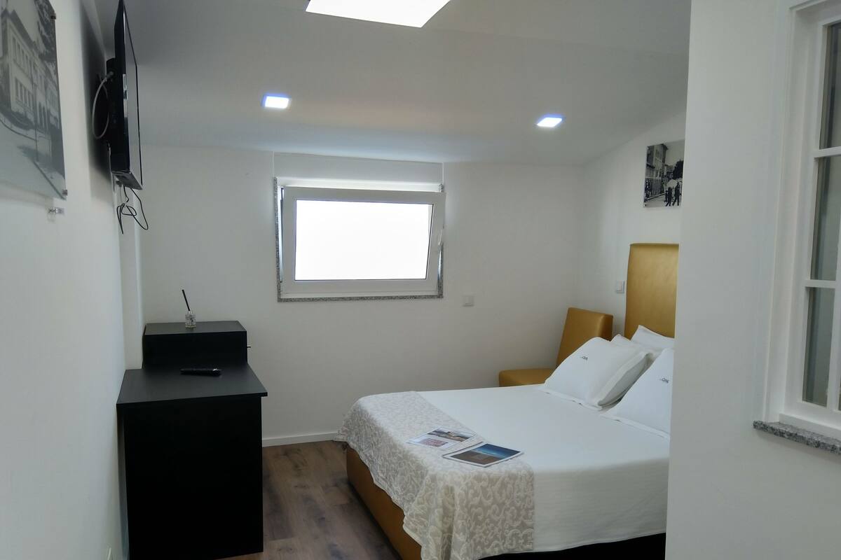 Deluxe Tek Büyük Yataklı Oda | Odada kasa, ses yalıtımı, ücretsiz kablosuz İnternet, çarşaf takımı