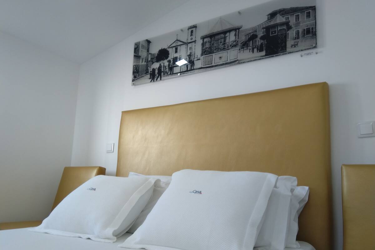 Deluxe Tek Büyük Yataklı Oda | Odada kasa, ses yalıtımı, ücretsiz kablosuz İnternet, çarşaf takımı