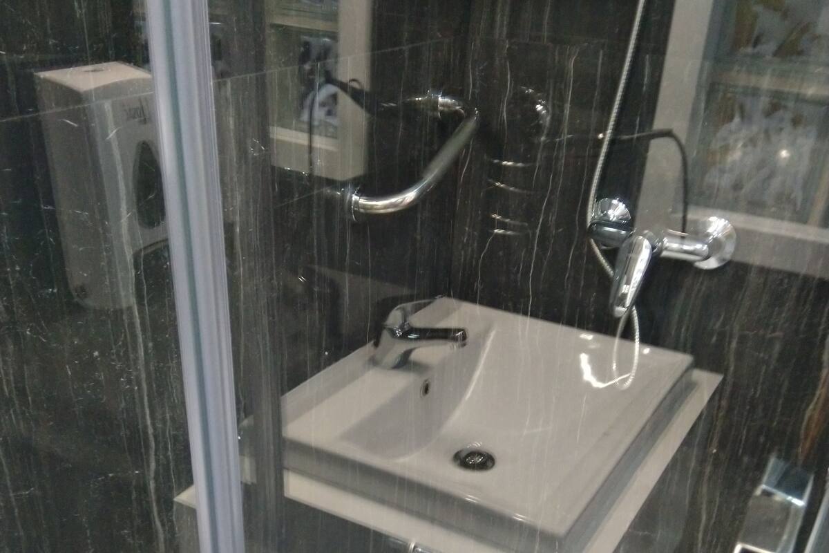 Deluxe Tek Büyük Yataklı Oda | Banyo | Duş, ücretsiz banyo/kozmetik ürünleri, saç kurutma makinesi, havlu