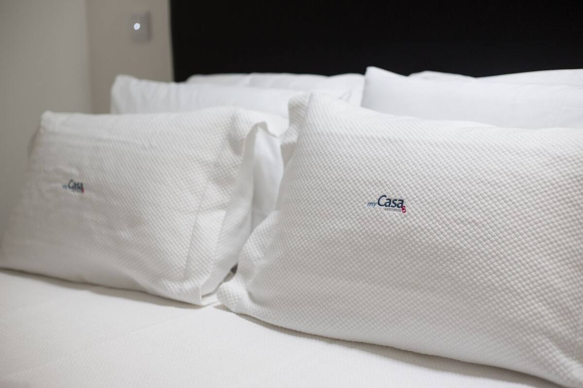 Tek Büyük Yataklı Oda | Odada kasa, ses yalıtımı, ücretsiz kablosuz İnternet, çarşaf takımı