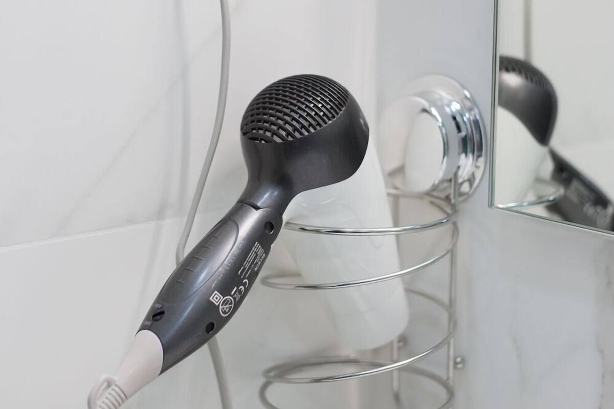 Duş, ücretsiz banyo/kozmetik ürünleri, saç kurutma makinesi, havlu