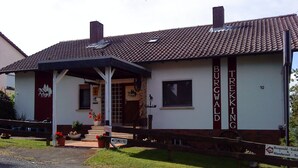 Een gebouw met een bord waarop 