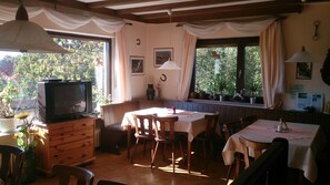 Daily continental breakfast for a fee - Gästehaus Burgwald-Trekking (Münchhausen)