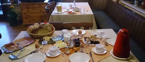Daily continental breakfast (EUR 7.50 per person)