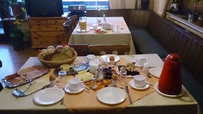 Petit déjeuner continental servi tous les jours en supplément
