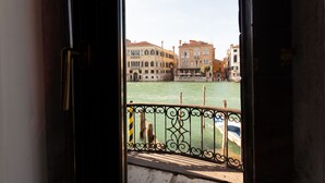 A view from a balcony overlooking a canal with buildings in the background. - Granda Sweet Suites (Venice)