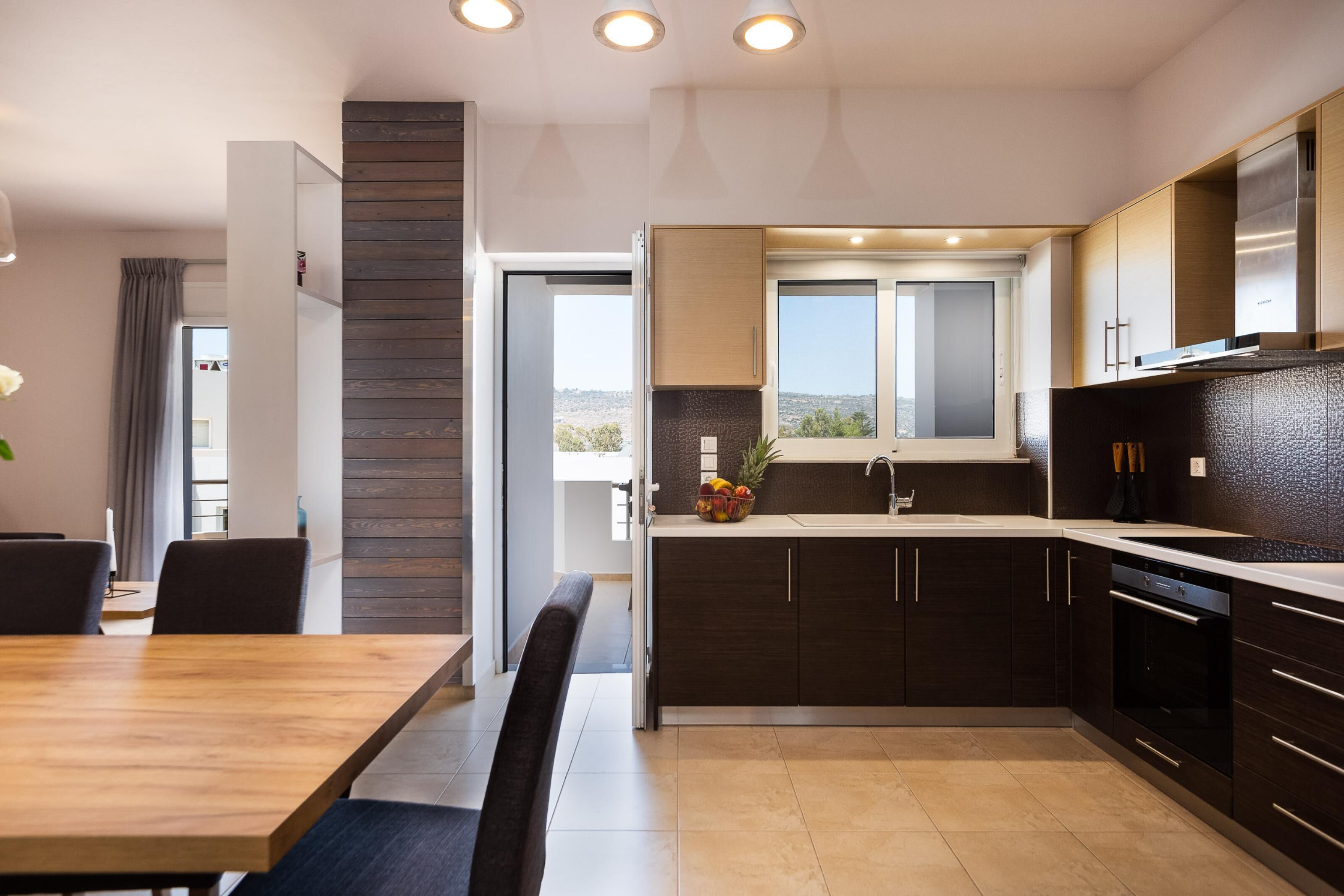 ثلاجة/مجمد بحجم كبير، ميكروويف، فرن، موقد طهي مسطح